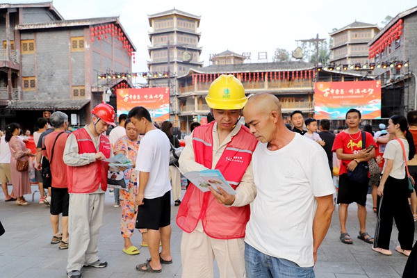 電力員工在現場開展“e起節電”宣傳。國網重慶永川供電公司供圖