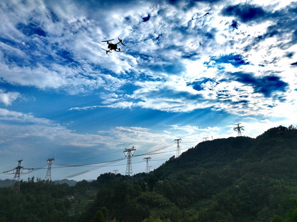 從戶外無人機機場升空的無人機實時監測“西電東送”輸電密集通道運行情況。李濤攝