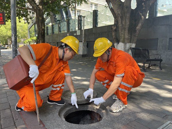 重慶水務(wù)集團市自來水公司渝中區(qū)水廠工作人員檢查人和街小學(xué)周邊供水管網(wǎng)。重慶水務(wù)集團供圖