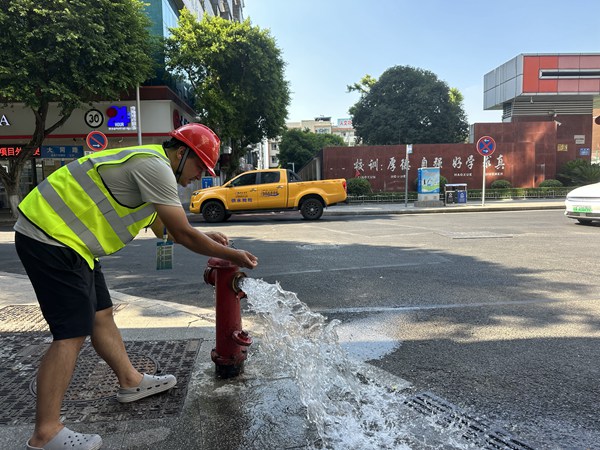 重慶水務(wù)集團江津供排水公司工作人員現(xiàn)場測試校園周邊管網(wǎng)水壓。重慶水務(wù)集團供圖