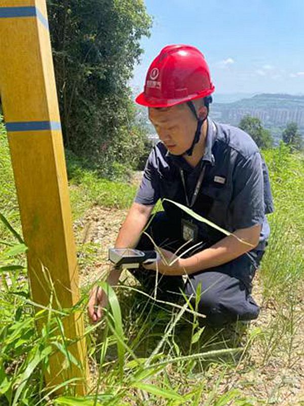 重慶燃氣集團工作人員烈日下巡檢。重慶燃氣集團供圖