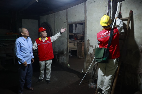 “紅巖電小哥”為用電困難群眾提供幫助。（資料圖）受訪單位供圖