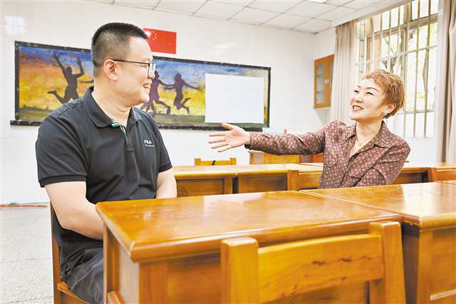 9月9日，八中沙坪壩校區(qū)，嚴(yán)晗（左）和劉軍樺（右）探討教學(xué)問(wèn)題，回憶往事。記者 張春曉 攝/視覺(jué)重慶