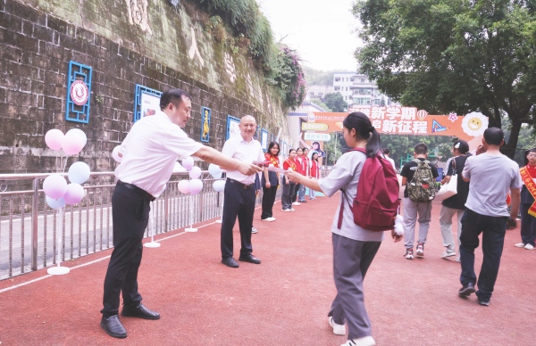 學校領導為新同學送上一中單程火車票。重慶市武隆區第一初級中學供圖