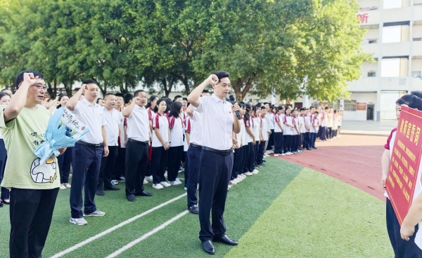 學校領導在開學典禮上帶領全體教師宣誓。重慶市武隆區育才中學供圖