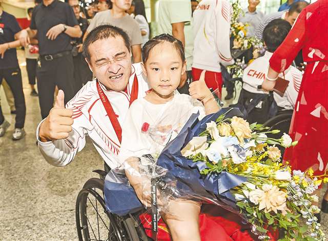 9月11日，江北國際機場T3航站樓，嚴治強與女兒合影。記者 鄭宇 攝／視覺重慶