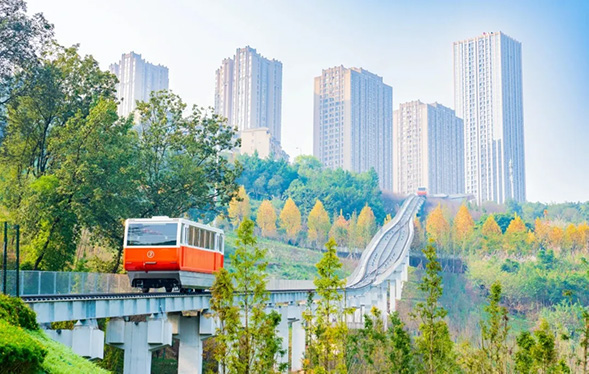 市民搭乘禮光纜車，穿行在禮嘉智慧公園內拍照打卡。重慶龍湖供圖