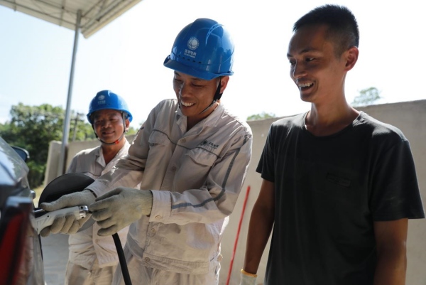 9月22日，國網重慶綦江供電公司叢林供電所工作人員正在為居民馬方川的新能源汽車充電。袁巧攝