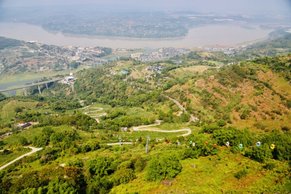 游客乘坐索道環(huán)線。景區(qū)供圖