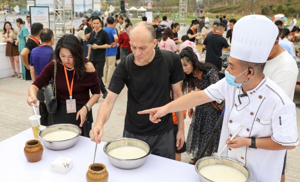 中外游客體驗做豆花。龔長浩攝 