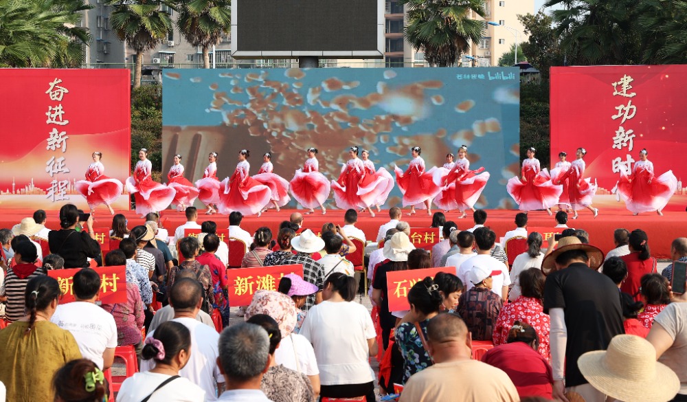 9月27日，長壽區石堰鎮舉辦的“家國頌 石堰情”文藝匯演現場，精彩的歌舞表演表達對祖國最崇高的敬意和最深情的祝福。通訊員 李輝 攝