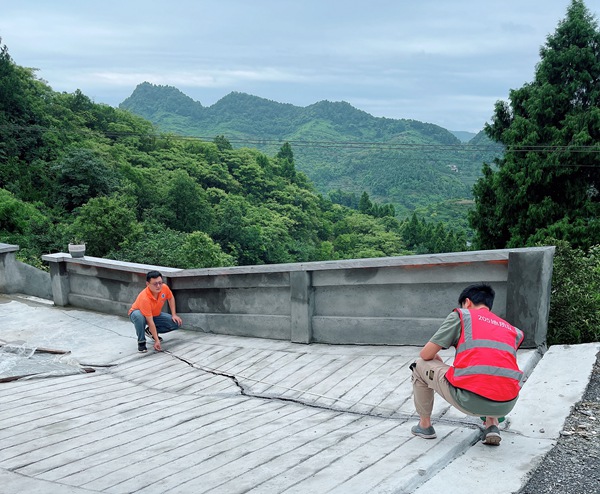 《守護安全》。7月11日，205地質隊涪陵區駐守地質工程師王墨、黃俊豪開展涪陵區江北街道雨后核查。韋家項攝