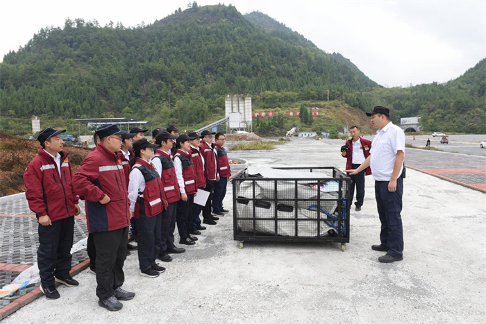 隊員克服復雜多變的地形和氣候考驗，抵達訓練場后迅速展開裝備、鋪設水電、搭建營地，展現了優秀的組織協調和應急響應能力。